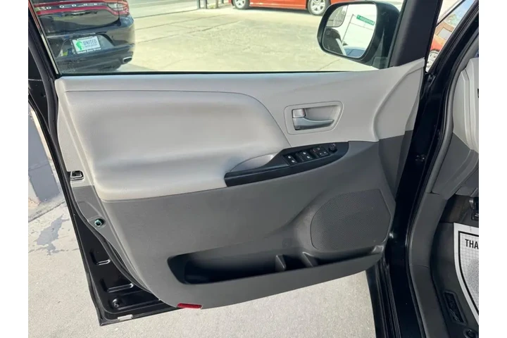 2017 Sienna LE 8-Passenger image 10