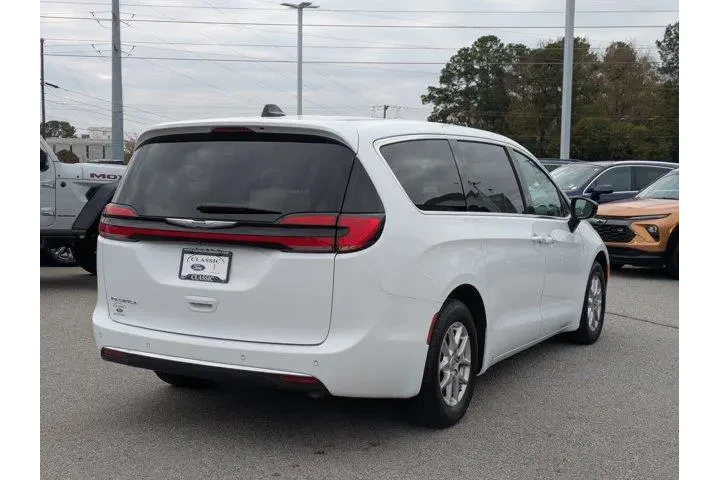 $27995 : Chrysler Pacifica 2024 Touri image 5