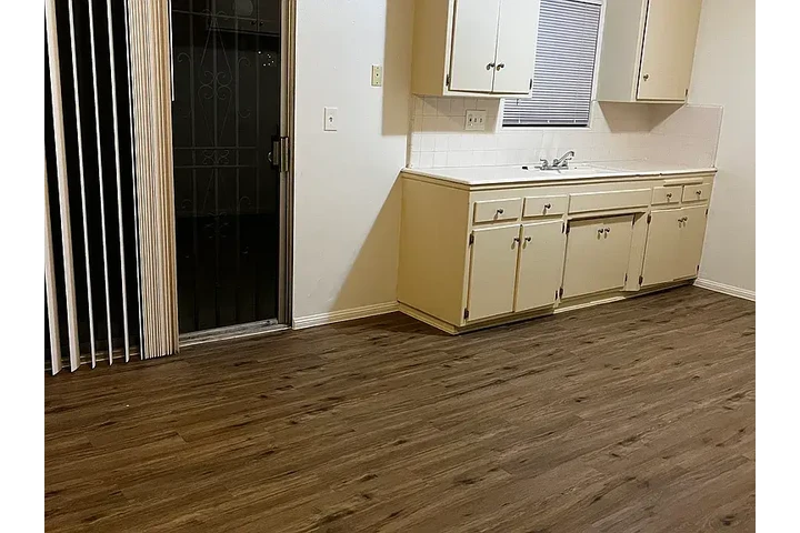$1150 : apartment for rent image 2