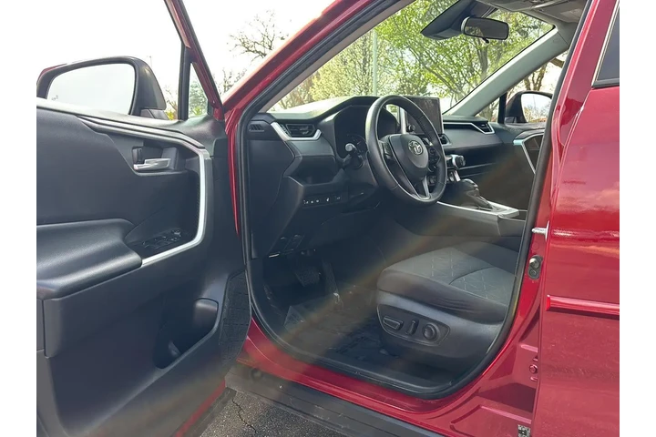 $30000 : Gold Certified 2023 RAV4 XLE image 2