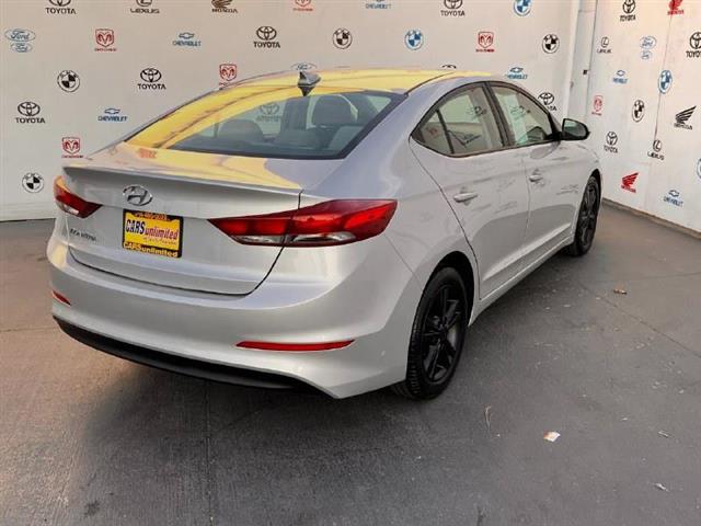 $11995 : Used 2018 Elantra SEL 2.0L Au image 3