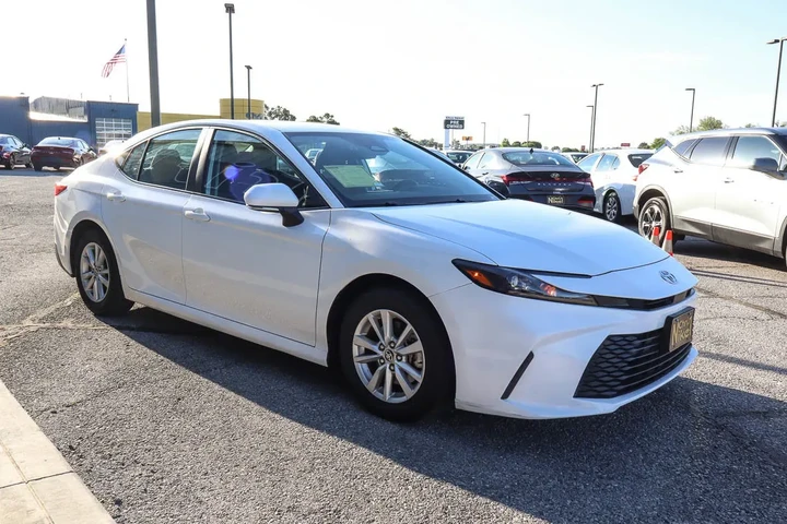 $26587 : 2025 Camry LE image 3