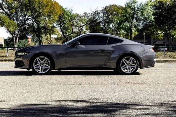 $27995 : Ford Mustang 2024 EcoBoost 2 image 8