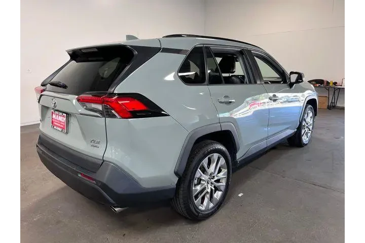 $25929 : Toyota RAV4 2021 AWD XLE Pre image 3