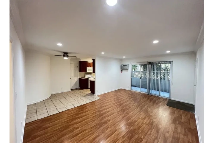 $1500 : 1 Bedroom Apt  in South La image 3