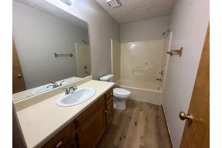 $1150 : 2 bed 2 baths Townhouse image 9