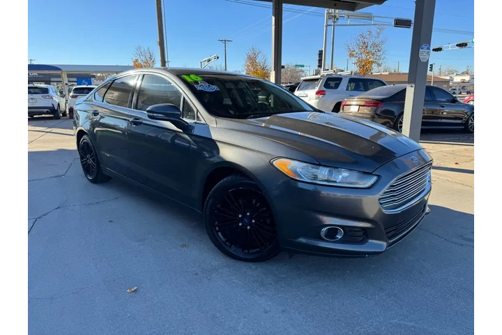 2016 Fusion SE image 3