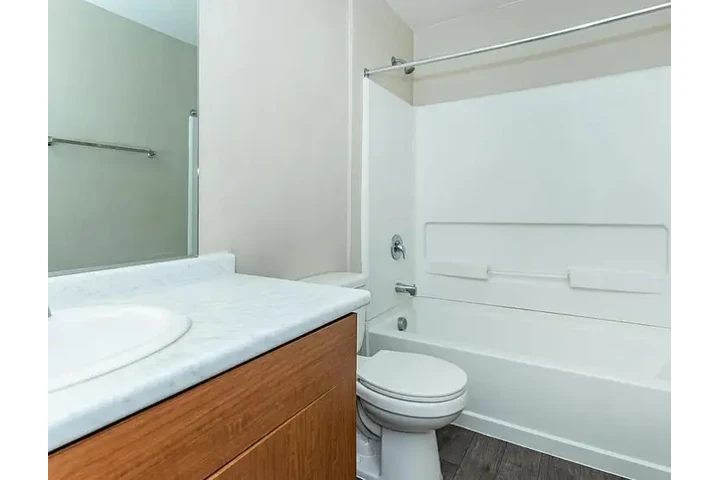 $1250 : Beautiful 3bedroom Apt in NV image 6