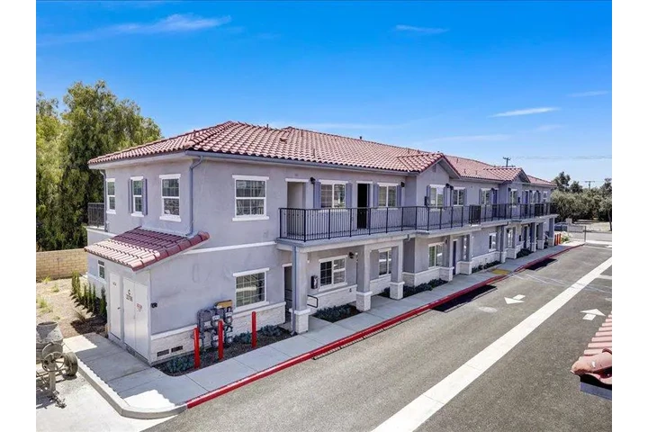 $2398 : Hemlock Gardens Apartment Home image 2
