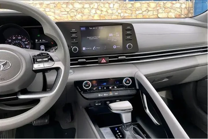 $20138 : Hyundai ELANTRA 2023 SEL 4dr image 6