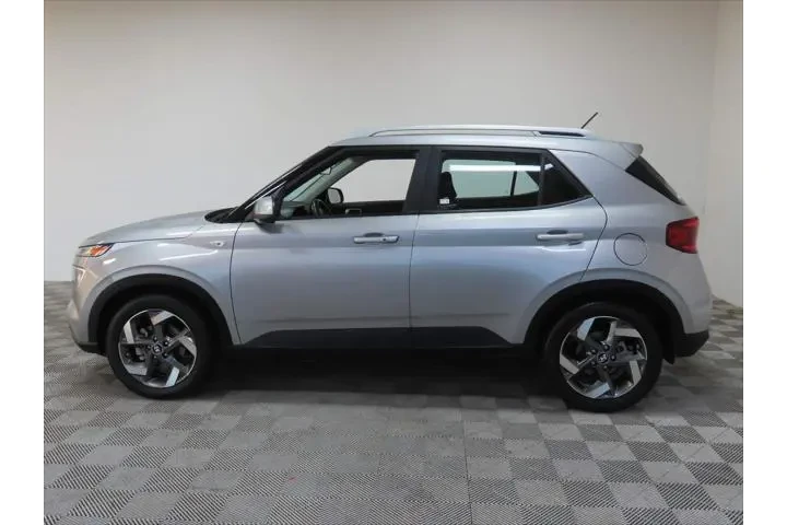 $17713 : Hyundai VENUE 2024 SEL 4dr C image 5