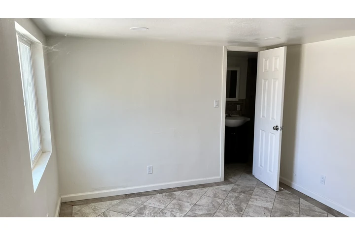 $875 : Studio image 3