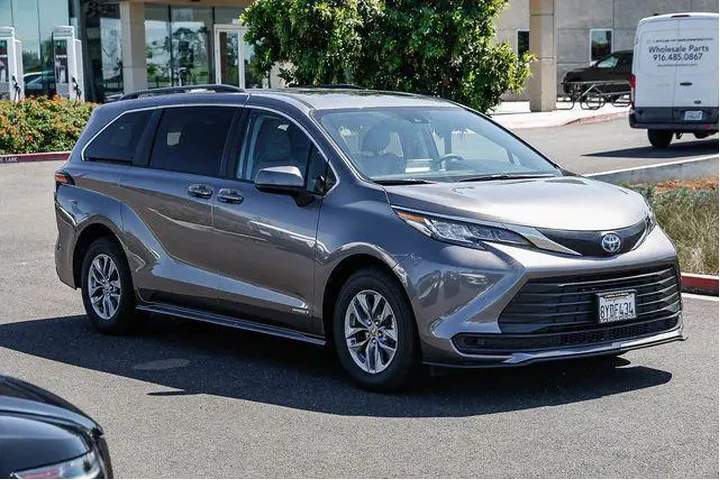 $33333 : Toyota Sienna 2021 LE 8-Pass image 6