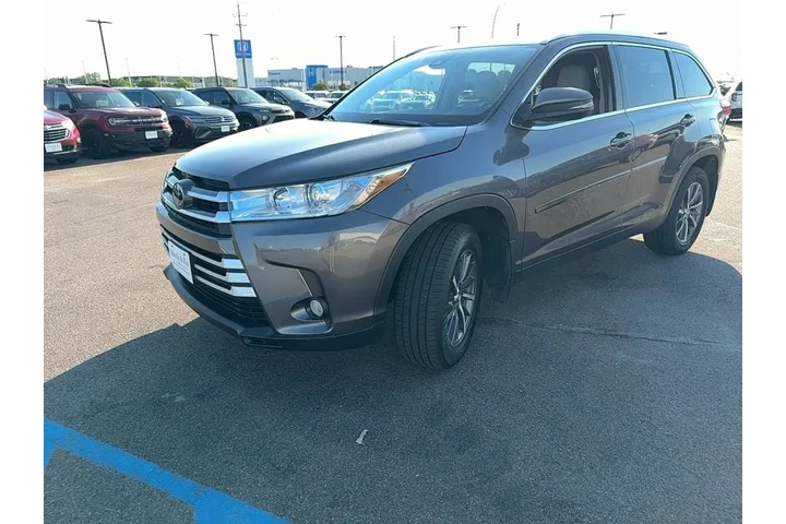 $29997 : 2019 Highlander SE image 3