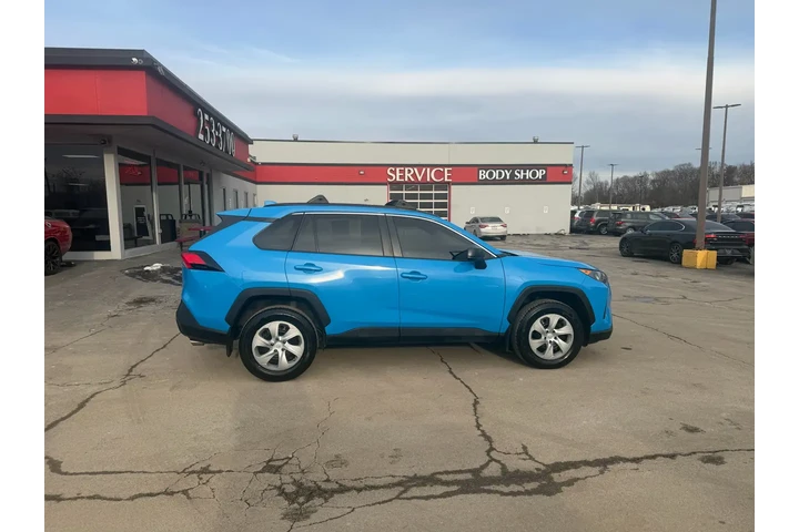 $15980 : 2019 RAV4 LE FWD (Natl) image 1