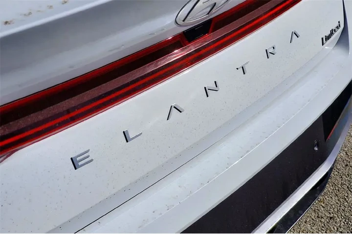 $22027 : Hyundai ELANTRA 2024 Limited image 8