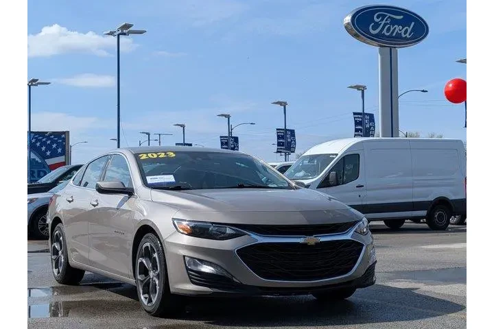 $16841 : Chevrolet Malibu 2023 LT 4dr image 2