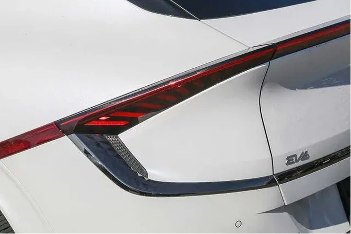 $27991 : Kia EV6 2024 GT-Line 4dr Cro image 10