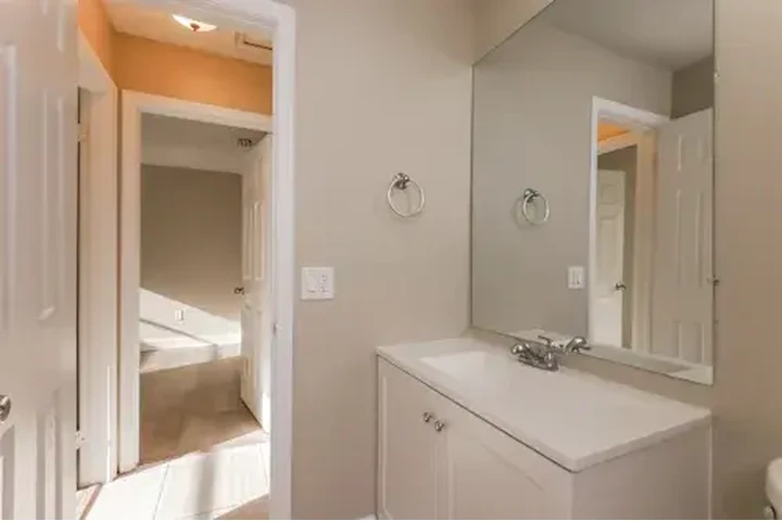 $2200 : 2 Bed 2 bath House in Miami image 8