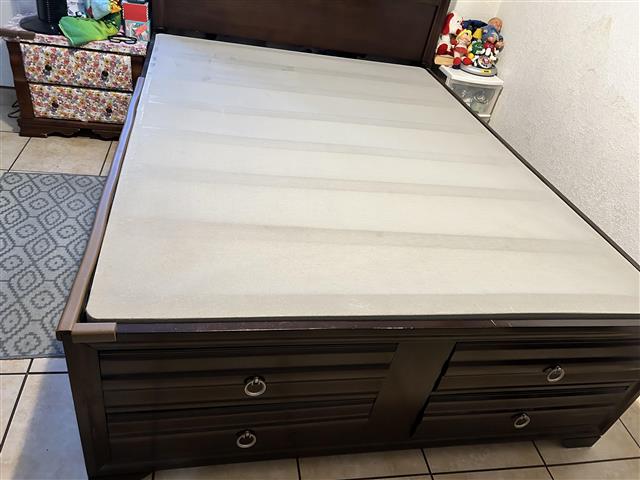 $850 : Vendo linda Cama image 4