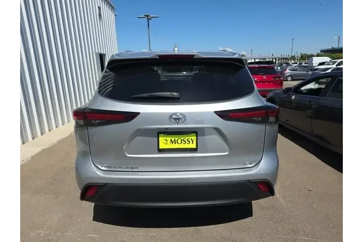 $36900 : Toyota Highlander 2024 LE 4d image 3