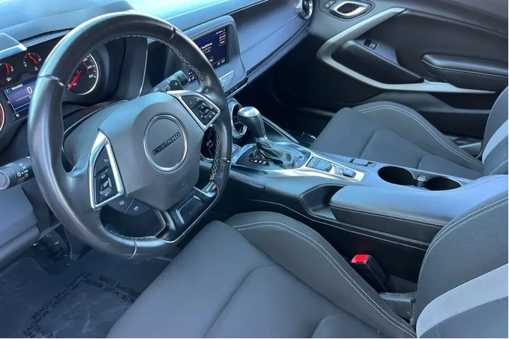 Chevrolet Camaro 2022 LT 2dr image 9