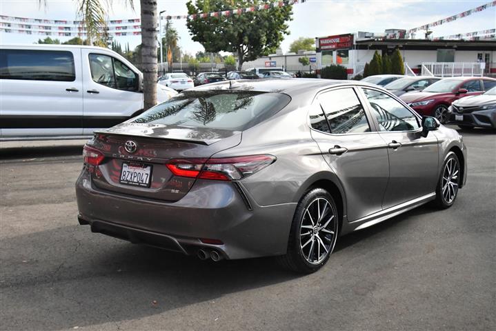 $26988 : Camry SE Sedan 4D image 7