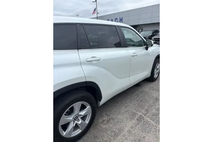 $34840 : Toyota Highlander 2023 LE 4d image 9