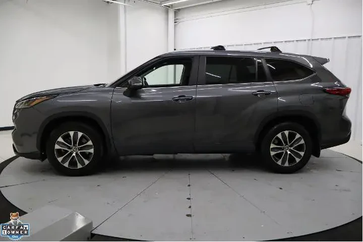 $32756 : Toyota Highlander 2023 LE 4d image 9