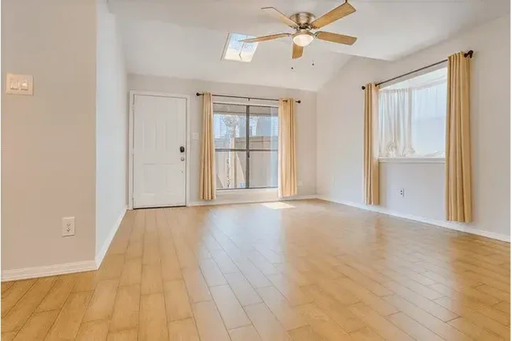 $1500 : 2 bed 2.5 bath available image 5