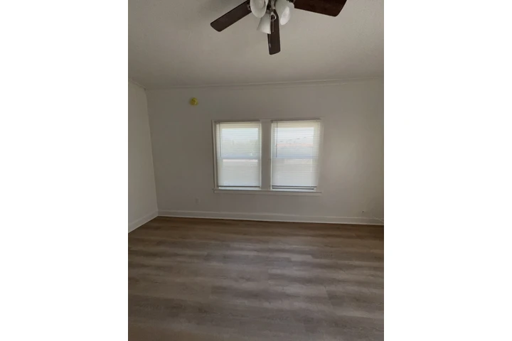 $1525 : Renovated single unit for rent image 2