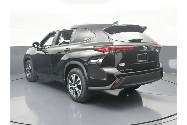 $25489 : Toyota Highlander 2021 XLE 4 image 4
