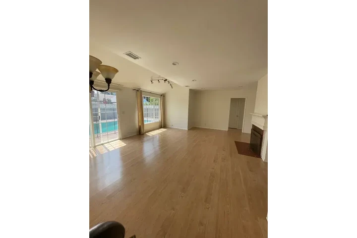 $1400 : Norwalk - Single Family Home image 3