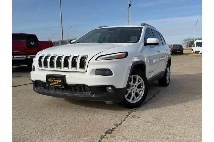 2017 Cherokee Latitude FWD image 7