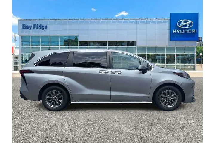 $30993 : Toyota Sienna 2022 LE 8-Pass image 5