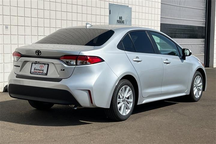 $26262 : Corolla LE image 4