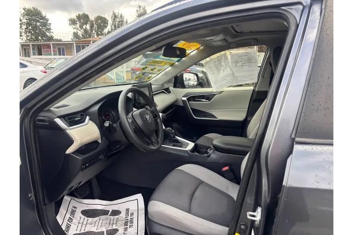 $18599 : 2019 RAV4 XLE image 9