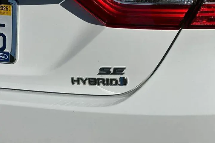 $20338 : Toyota Camry Hybrid 2020 SE image 9