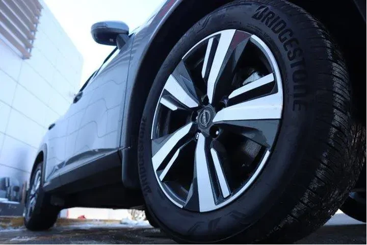 $32432 : Nissan Rogue 2025 AWD SL 4dr image 8