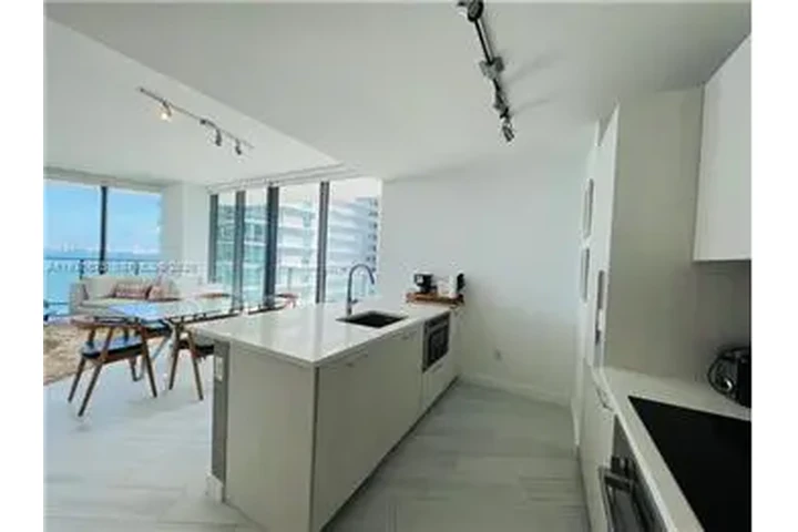 $6300 : Rental property with 3 bedro image 4