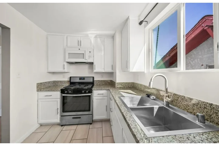 $1950 : 2 Bedroom Apt In Koreatown, LA image 5
