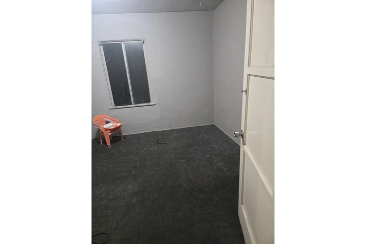 $800 : CUARTO GRANDE 12×12FT image 2