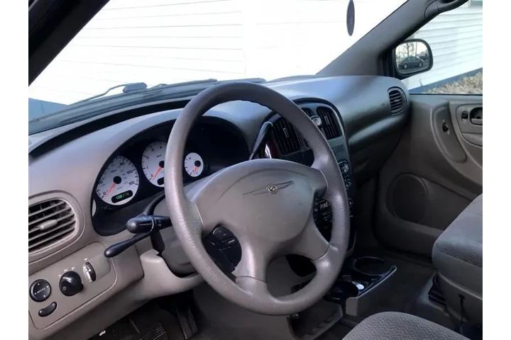 $5225 : 2004 Town & Country image 7