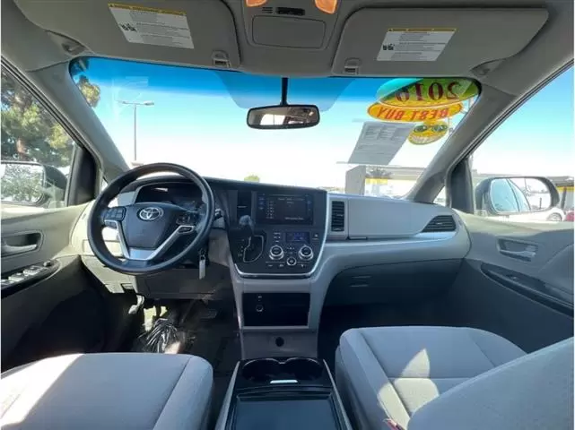 2016 Toyota Sienna image 3