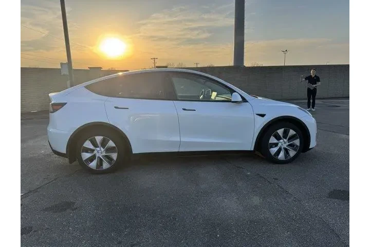 $29982 : Tesla Model Y 2022 AWD Long image 8