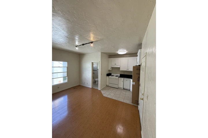 $1750 : 1 bedroom apartment image 2