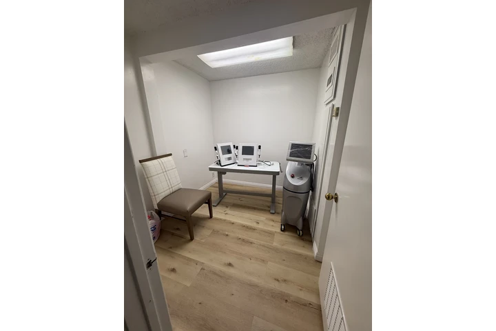 $700 : cuarto esteticista image 2