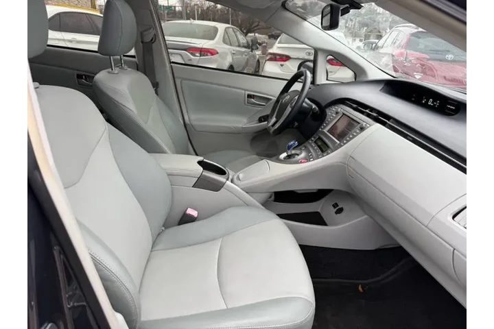 $11495 : 2013 Prius Four image 9