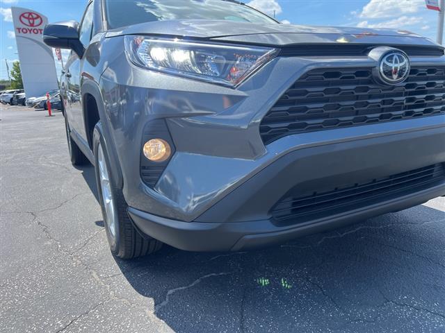 $28490 : PRE-OWNED 2021 TOYOTA RAV4 XLE image 9