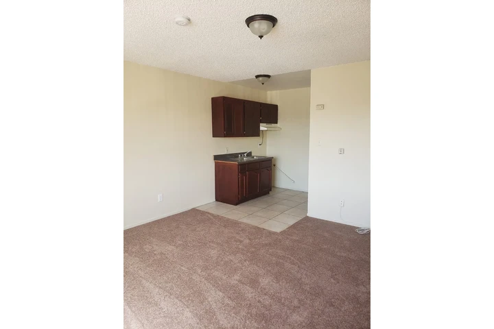 $1400 : 0/1 140 e. Manchester ave. image 4